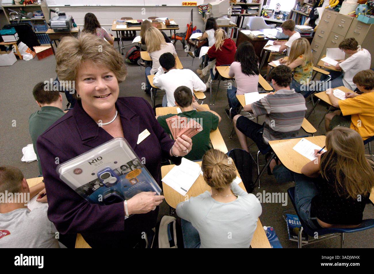 12 aprile 2004; Snellville, GA, Stati Uniti; JANE STEGALL, preside della Brookwood High School di Snellville Georgia con un lettore MP3 e biglietti per il cinema che usa come premi per incoraggiare gli studenti a frequentare la scuola nei giorni dei test. (Immagine di credito: Robin Nelson/ZUMAPRESS.com) Foto Stock