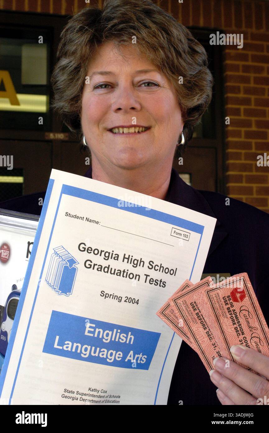 12 aprile 2004; Snellville, GA, Stati Uniti; JANE STEGALL, preside della Brookwood High School di Snellville Georgia con un lettore MP3 e biglietti per il cinema che usa come premi per incoraggiare gli studenti a frequentare la scuola nei giorni dei test. (Immagine di credito: Robin Nelson/ZUMAPRESS.com) Foto Stock