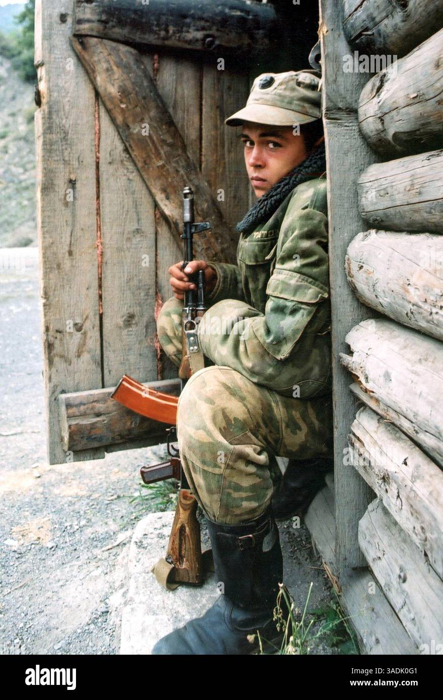 11 agosto 2008 - Chuburchindj, Georgia - FILE: 2003. Le truppe dell'esercito russo in Georgia, nell'ambito di una missione di pace, pattugliano il confine tra la Georgia e la separatista repubblica di Abkhazia. A partire dall'agosto 2008 la Georgia continua a soffrire dei conflitti secessionisti irrisolti in Abkhazia e Ossezia del Sud. Le relazioni con la Russia rimangono tese su questi temi, così come l'aspirazione della Georgia di aderire alla NATO. La Georgia è una democrazia rappresentativa, organizzata come una repubblica secolare, unitaria e semi-presidenziale. Attualmente è membro delle Nazioni Unite, del Consiglio d'Europa, del Commonwe Foto Stock