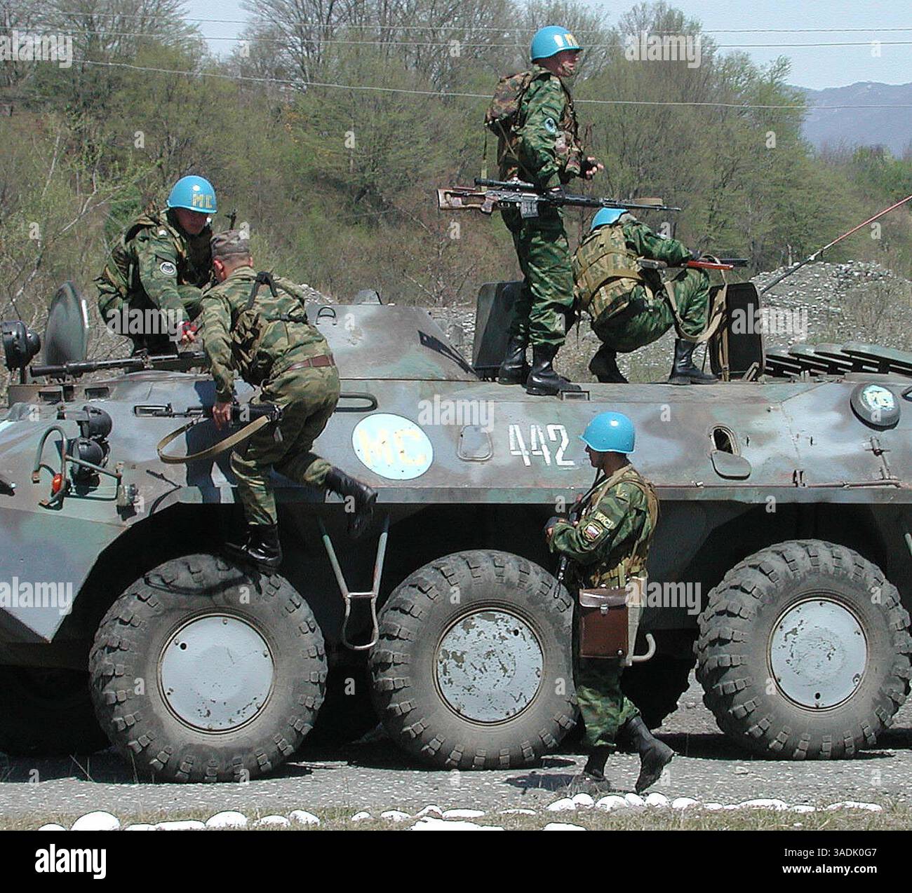 11 agosto 2008 - Chuburchindj, Georgia - FILE: 2003. Le truppe dell'esercito russo in Georgia, nell'ambito di una missione di pace, pattugliano il confine tra la Georgia e la separatista repubblica di Abkhazia. A partire dall'agosto 2008 la Georgia continua a soffrire dei conflitti secessionisti irrisolti in Abkhazia e Ossezia del Sud. Le relazioni con la Russia rimangono tese su questi temi, così come l'aspirazione della Georgia di aderire alla NATO. La Georgia è una democrazia rappresentativa, organizzata come una repubblica secolare, unitaria e semi-presidenziale. Attualmente è membro delle Nazioni Unite, del Consiglio d'Europa, del Commonwe Foto Stock