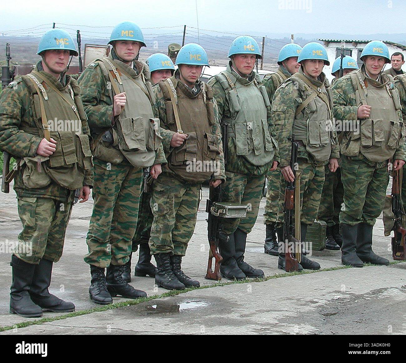 11 agosto 2008 - Chuburchindj, Georgia - FILE: 2003. Le truppe dell'esercito russo in Georgia, nell'ambito di una missione di pace, pattugliano il confine tra la Georgia e la separatista repubblica di Abkhazia. A partire dall'agosto 2008 la Georgia continua a soffrire dei conflitti secessionisti irrisolti in Abkhazia e Ossezia del Sud. Le relazioni con la Russia rimangono tese su questi temi, così come l'aspirazione della Georgia di aderire alla NATO. La Georgia è una democrazia rappresentativa, organizzata come una repubblica secolare, unitaria e semi-presidenziale. Attualmente è membro delle Nazioni Unite, del Consiglio d'Europa, del Commonwe Foto Stock