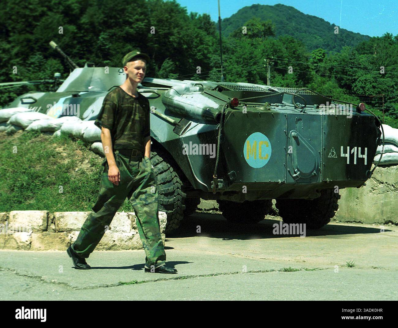 11 agosto 2008 - Chuburchindj, Georgia - FILE: 2003. Le truppe dell'esercito russo in Georgia, nell'ambito di una missione di pace, pattugliano il confine tra la Georgia e la separatista repubblica di Abkhazia. A partire dall'agosto 2008 la Georgia continua a soffrire dei conflitti secessionisti irrisolti in Abkhazia e Ossezia del Sud. Le relazioni con la Russia rimangono tese su questi temi, così come l'aspirazione della Georgia di aderire alla NATO. La Georgia è una democrazia rappresentativa, organizzata come una repubblica secolare, unitaria e semi-presidenziale. Attualmente è membro delle Nazioni Unite, del Consiglio d'Europa, del Commonwe Foto Stock