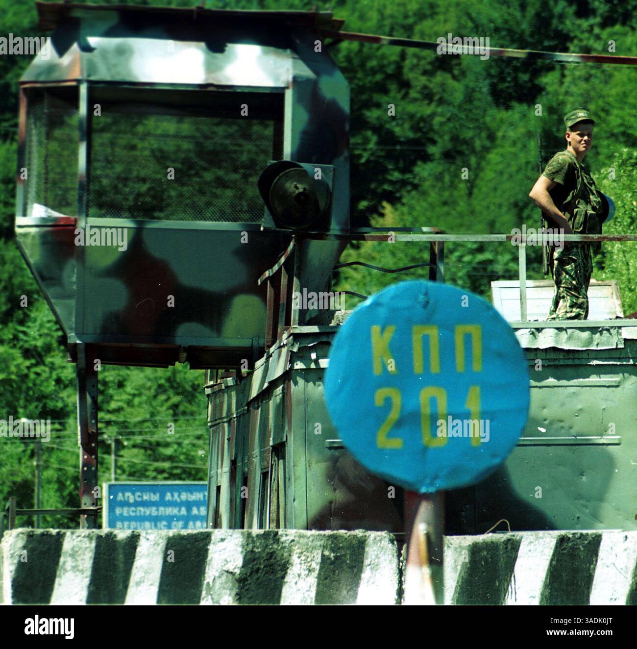 11 agosto 2008 - Chuburchindj, Georgia - FILE: 2003. Le truppe dell'esercito russo in Georgia, nell'ambito di una missione di pace, pattugliano il confine tra la Georgia e la separatista repubblica di Abkhazia. A partire dall'agosto 2008 la Georgia continua a soffrire dei conflitti secessionisti irrisolti in Abkhazia e Ossezia del Sud. Le relazioni con la Russia rimangono tese su questi temi, così come l'aspirazione della Georgia di aderire alla NATO. La Georgia è una democrazia rappresentativa, organizzata come una repubblica secolare, unitaria e semi-presidenziale. Attualmente è membro delle Nazioni Unite, del Consiglio d'Europa, del Commonwe Foto Stock