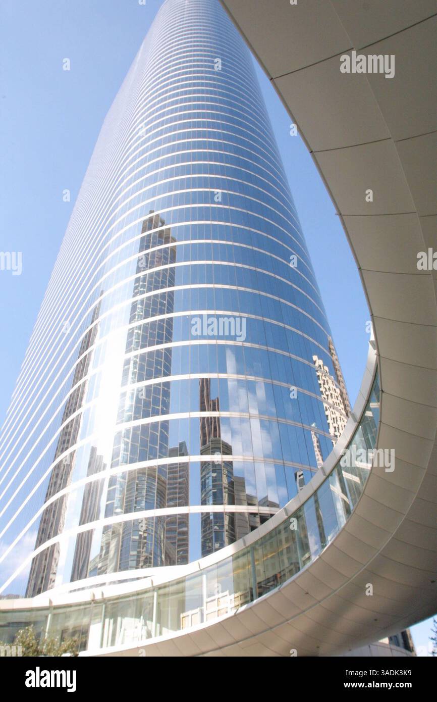 3 dicembre 2001; Houston, Texas, Stati Uniti; la nuova sede centrale della società ENRON, con sede a Houston, è stata svuotata a causa di un possibile fallimento. (Immagine di credito: James Nielsen/ZUMAPRESS.com) Foto Stock