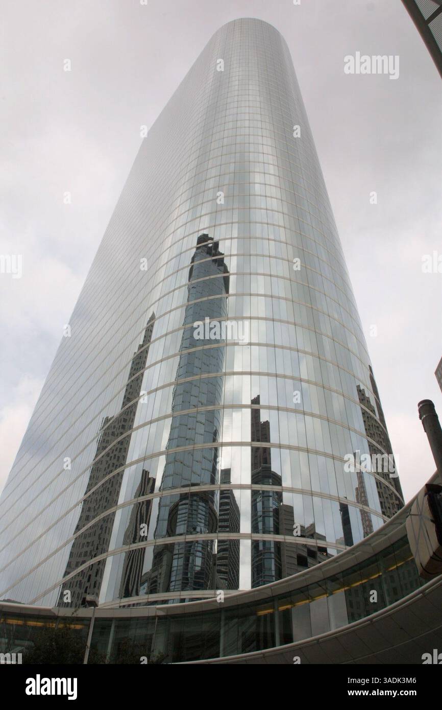 3 dicembre 2001; Houston, Texas, Stati Uniti; la nuova sede centrale della società ENRON, con sede a Houston, è stata svuotata a causa di un possibile fallimento. (Immagine di credito: James Nielsen/ZUMAPRESS.com) Foto Stock