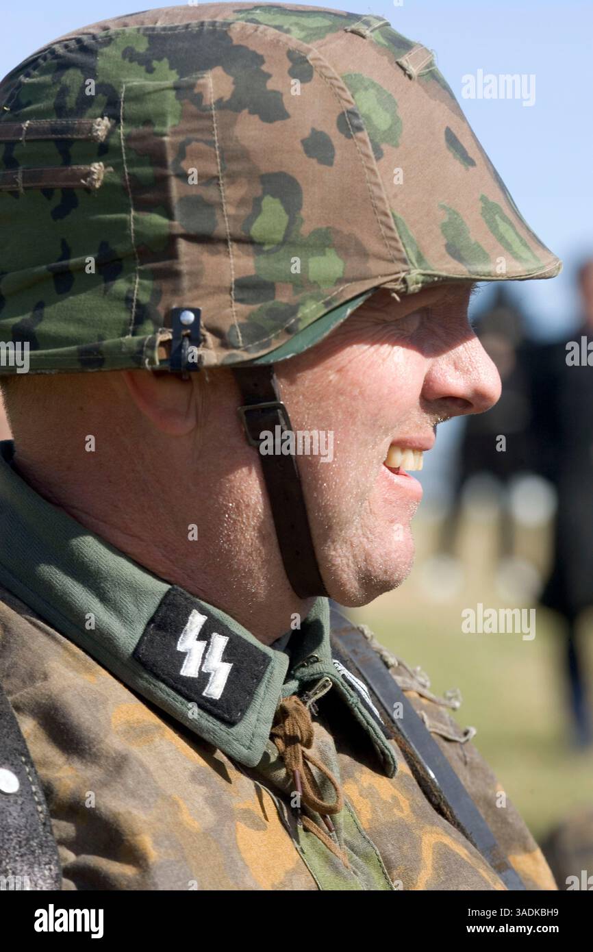 24 gennaio 2005; Fort Washita, Oklahoma, Stati Uniti; colpo alla testa di un reenattore vestito da Waffen-SS durante un raduno a Fort Washita, Oklahoma, il 23 gennaio Le truppe tedesche coinvolte nella ricostruzione di Fort Washita includevano la 1.SS Panzer Division Leibstandarte, istituita nel 1978. Un'unità molto popolare, secondo le 287.000 hit ricevute dal suo sito web da quando è stato istituito nel 1998. La Leibstandarte fu la prima divisione Panzer SS istituita dai nazisti, e il suo nome completo storicamente corretto è in realtà "Leibstandarte SS Adolf Hitler". (Immagine di credito: Luc Novovitch/ZUMAPRESS.com) Foto Stock