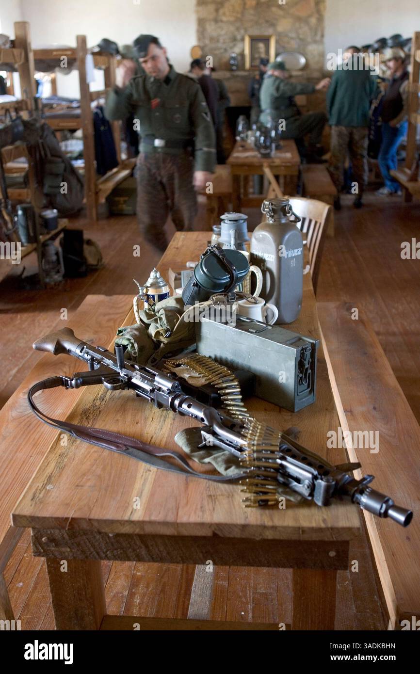 24 gennaio 2005; Fort Washita, Oklahoma, Stati Uniti; mostra di armi e attrezzature tedesche dell'epoca nazista all'interno di una baracca a Fort Washita, Oklahoma. Le truppe tedesche coinvolte nella ricostruzione di Fort Washita includevano la 1.SS Panzer Division Leibstandarte, istituita nel 1978. Un'unità molto popolare, secondo le 287.000 hit ricevute dal suo sito web da quando è stato istituito nel 1998. La Leibstandarte fu la prima divisione Panzer SS istituita dai nazisti, e il suo nome completo storicamente corretto è in realtà "Leibstandarte SS Adolf Hitler". (Immagine di credito: Luc Novovitch/ZUMAPRESS.com) Foto Stock