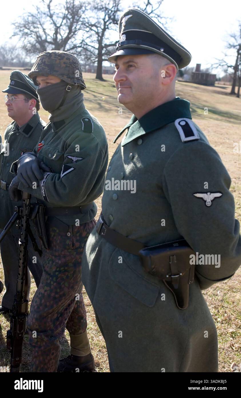 24 gennaio 2005; Fort Washita, Oklahoma, Stati Uniti; i reanattori delle Waffen-SS partecipano a un briefing durante un incontro del fine settimana a Fort Washita, Oklahoma. Le truppe tedesche coinvolte nella ricostruzione di Fort Washita includevano la 1.SS Panzer Division Leibstandarte, istituita nel 1978. Un'unità molto popolare, secondo le 287.000 hit ricevute dal suo sito web da quando è stato istituito nel 1998. La Leibstandarte fu la prima divisione Panzer SS istituita dai nazisti, e il suo nome completo storicamente corretto è in realtà "Leibstandarte SS Adolf Hitler". (Immagine di credito: Luc Novovitch/ZUMAPRESS.com) Foto Stock