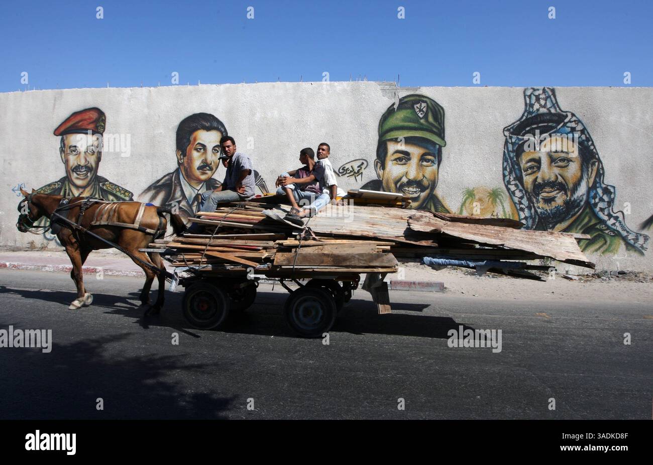 6 agosto 2009 - Gaza City, Striscia di Gaza - Nelle strade di Gaza City viene raffigurato Un innesto per i leader anziani del movimento Fatah. Il partito Fatah guidato dal presidente palestinese Mahmud Abbas ha aperto il suo primo congresso nella città di Betlemme in Cisgiordania il 4 agosto 2009 in due decenni cercando di riparare i disordini interni e ricostruire la sua posizione tra i palestinesi. Il congresso di tre giorni nella città di Betlemme in Cisgiordania è solo il sesto da quando il partito è stato fondato dallo storico leader palestinese Yasser Arafat alla fine del 1950 (immagine di credito: Wissam Nassar/ZUMAPRESS.com) Foto Stock