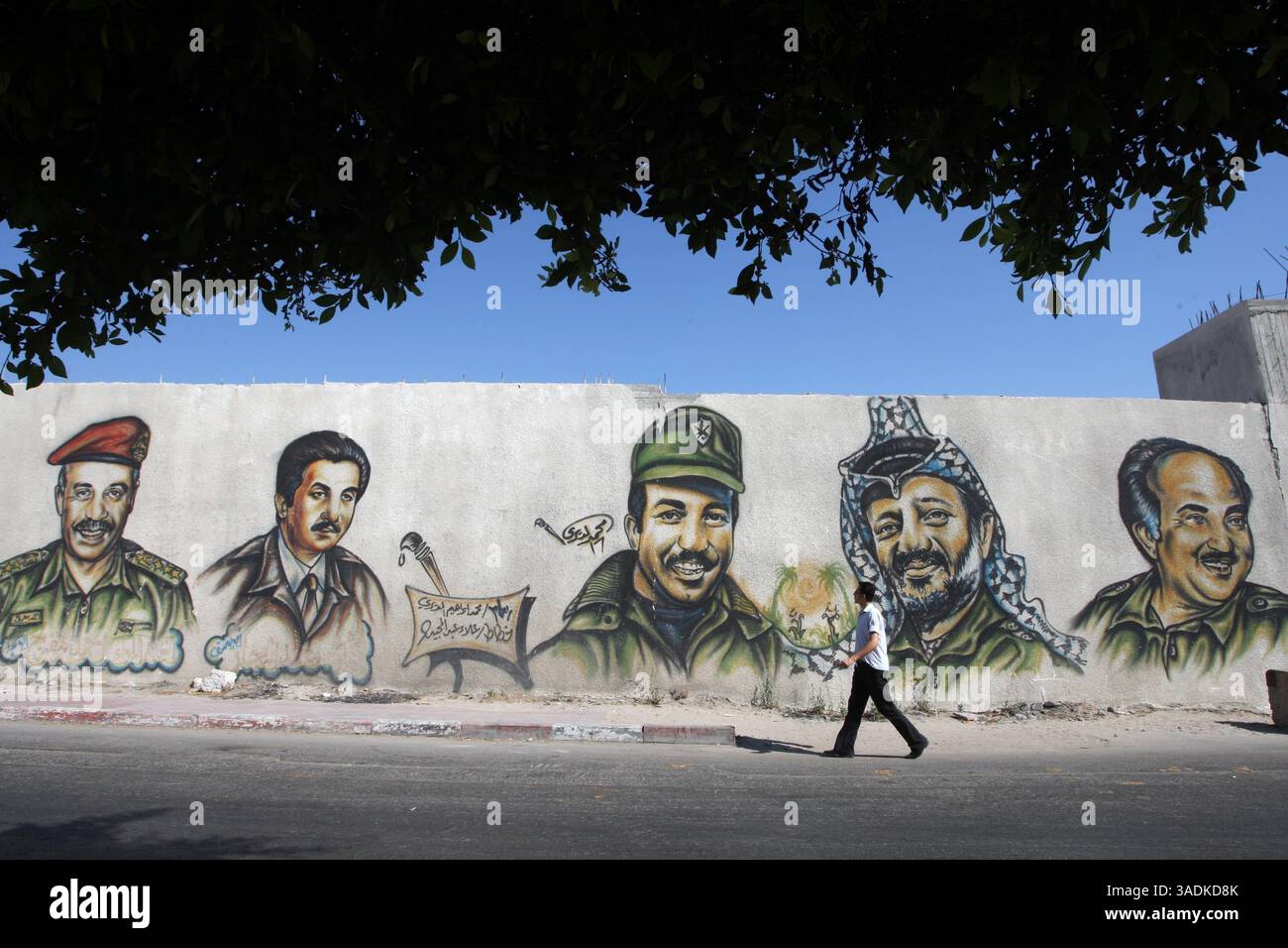 6 agosto 2009 - Gaza City, Striscia di Gaza - Nelle strade di Gaza City viene raffigurato Un innesto per i leader anziani del movimento Fatah. Il partito Fatah guidato dal presidente palestinese Mahmud Abbas ha aperto il suo primo congresso nella città di Betlemme in Cisgiordania il 4 agosto 2009 in due decenni cercando di riparare i disordini interni e ricostruire la sua posizione tra i palestinesi. Il congresso di tre giorni nella città di Betlemme in Cisgiordania è solo il sesto da quando il partito è stato fondato dallo storico leader palestinese Yasser Arafat alla fine del 1950 (immagine di credito: Wissam Nassar/ZUMAPRESS.com) Foto Stock