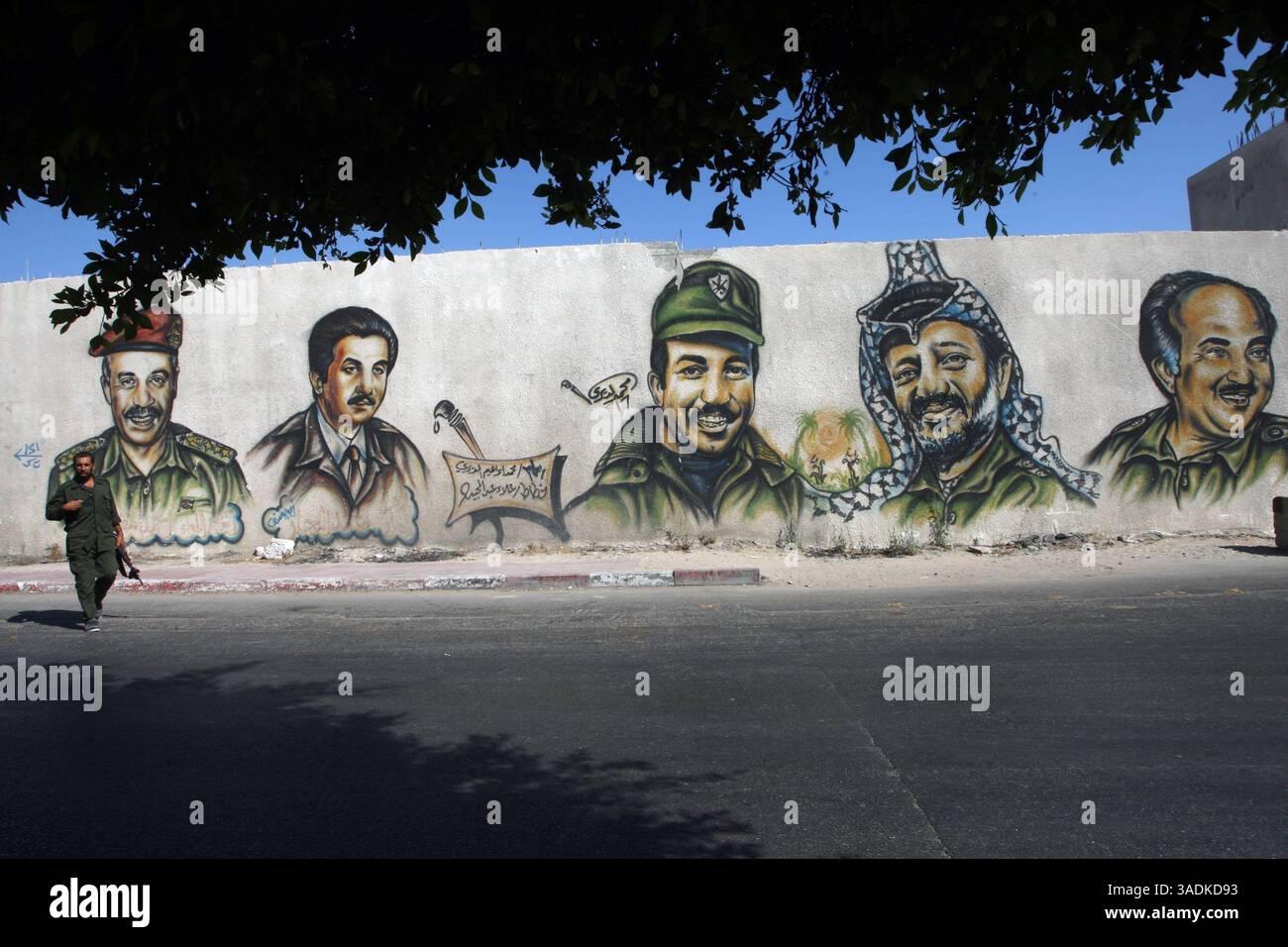 6 agosto 2009 - Gaza City, Striscia di Gaza - Nelle strade di Gaza City viene raffigurato Un innesto per i leader anziani del movimento Fatah. Il partito Fatah guidato dal presidente palestinese Mahmud Abbas ha aperto il suo primo congresso nella città di Betlemme in Cisgiordania il 4 agosto 2009 in due decenni cercando di riparare i disordini interni e ricostruire la sua posizione tra i palestinesi. Il congresso di tre giorni nella città di Betlemme in Cisgiordania è solo il sesto da quando il partito è stato fondato dallo storico leader palestinese Yasser Arafat alla fine del 1950 (immagine di credito: Wissam Nassar/ZUMAPRESS.com) Foto Stock