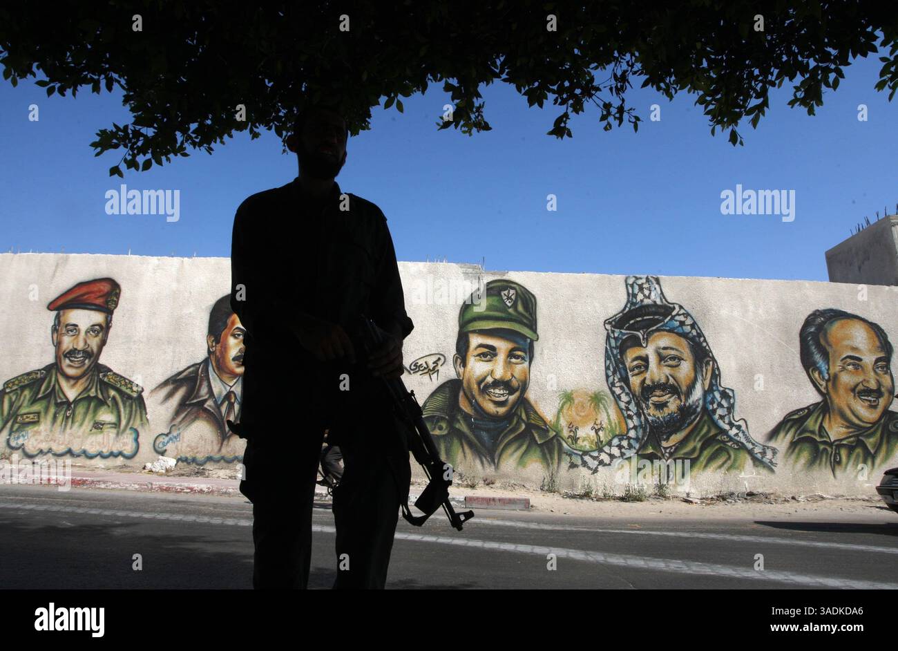 6 agosto 2009 - Gaza City, Striscia di Gaza - Nelle strade di Gaza City viene raffigurato Un innesto per i leader anziani del movimento Fatah. Il partito Fatah guidato dal presidente palestinese Mahmud Abbas ha aperto il suo primo congresso nella città di Betlemme in Cisgiordania il 4 agosto 2009 in due decenni cercando di riparare i disordini interni e ricostruire la sua posizione tra i palestinesi. Il congresso di tre giorni nella città di Betlemme in Cisgiordania è solo il sesto da quando il partito è stato fondato dallo storico leader palestinese Yasser Arafat alla fine del 1950 (immagine di credito: Wissam Nassar/ZUMAPRESS.com) Foto Stock