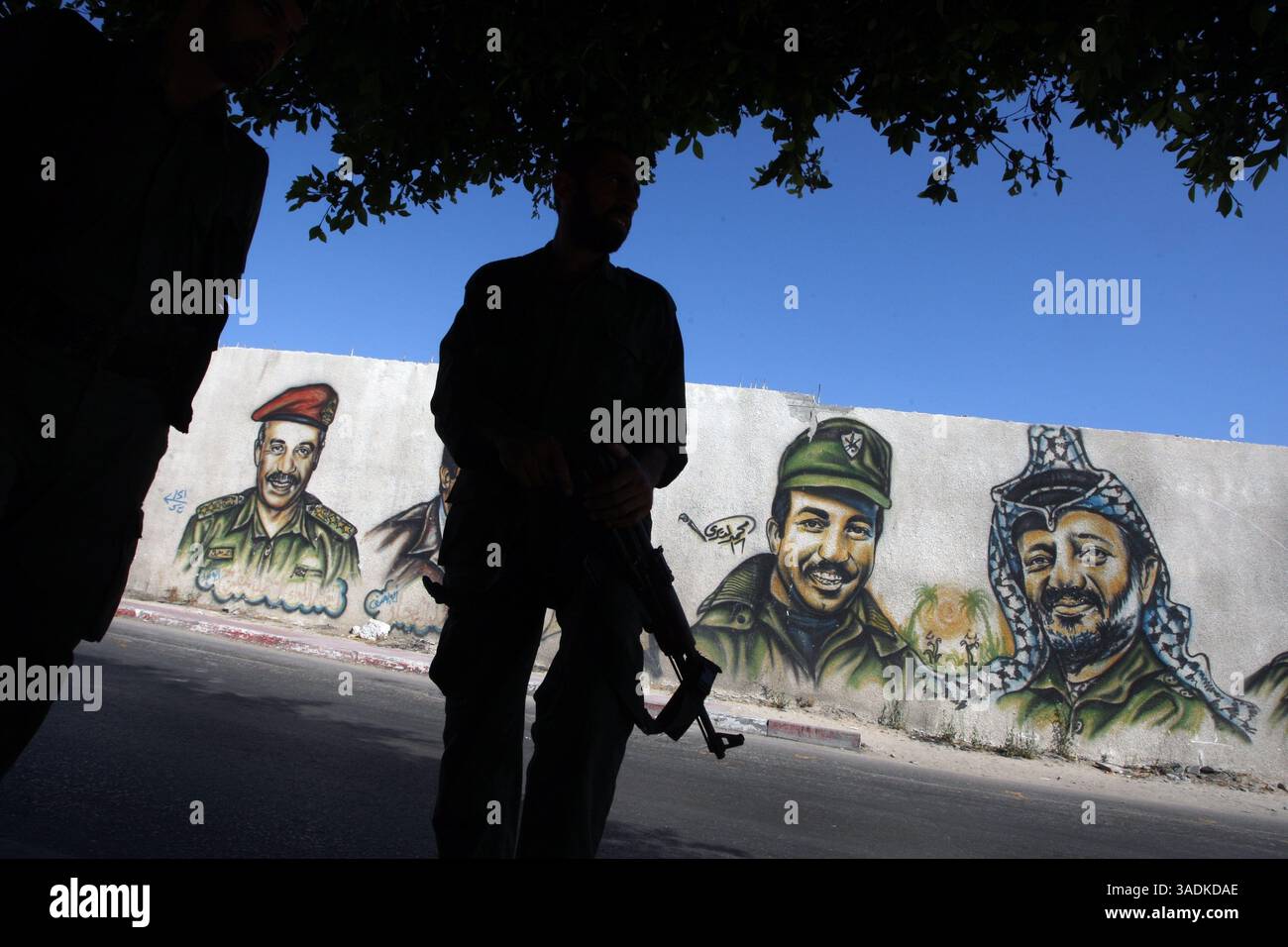 6 agosto 2009 - Gaza City, Striscia di Gaza - Nelle strade di Gaza City viene raffigurato Un innesto per i leader anziani del movimento Fatah. Il partito Fatah guidato dal presidente palestinese Mahmud Abbas ha aperto il suo primo congresso nella città di Betlemme in Cisgiordania il 4 agosto 2009 in due decenni cercando di riparare i disordini interni e ricostruire la sua posizione tra i palestinesi. Il congresso di tre giorni nella città di Betlemme in Cisgiordania è solo il sesto da quando il partito è stato fondato dallo storico leader palestinese Yasser Arafat alla fine del 1950 (immagine di credito: Wissam Nassar/ZUMAPRESS.com) Foto Stock