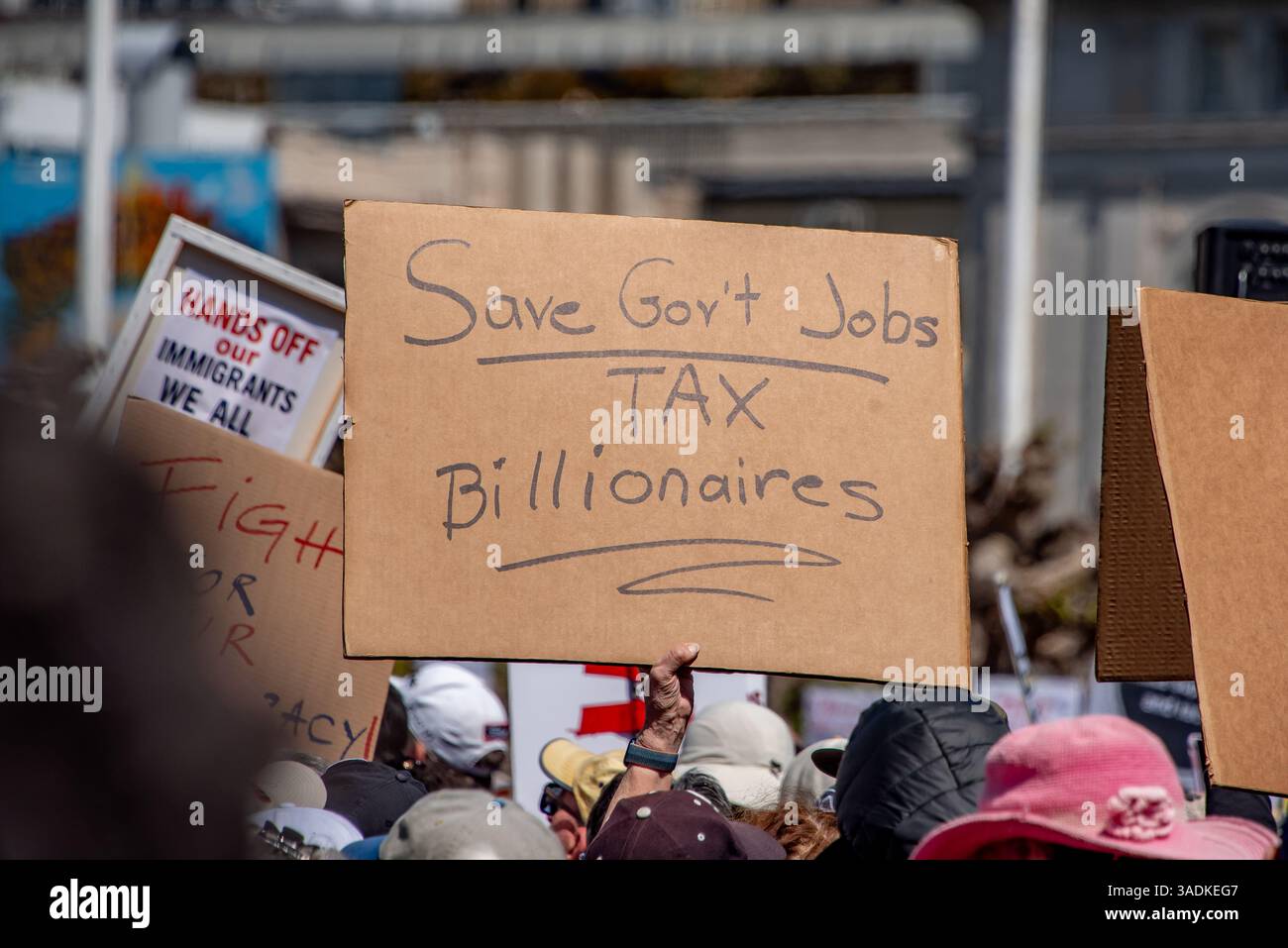 San Francisco, Stati Uniti. 5 apr 2025.i manifestanti tengono i segni in alto per mano! Protesta nel Civic Center Plaza di San Francisco, tra cui una lettura, "Save Government Jobs, Tax Billionaires. Migliaia di persone si sono rivelate azioni di protesta da parte di Donald Trump e Elon Musk, tra cui massicci licenziamenti di lavoratori federali e altri tagli sospettati da molti per creare un taglio fiscale per i più ricchi. Crediti: Shelly Rivoli/Alamy Live News Foto Stock