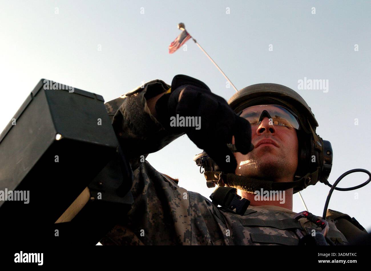 17 settembre 2005; Mosul, IRAQ; il sergente KENNETH PLANTZ osserva il passaggio del traffico durante una pattuglia attraverso Mosul orientale il 17 settembre 2005. . La fanteria fa parte del 172nd Stryker Brigade Combat Team di Fort Wainwright, Alaska. (Immagine di credito: Bill Putnam/ZUMAPRESS.com) Foto Stock