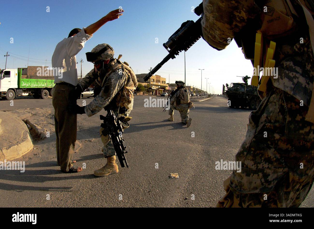 17 settembre 2005; Mosul, IRAQ; un fanteria pattuglia un tassista il suo plotone si fermò durante la pattuglia attraverso Mosul orientale 17 settembre 2005. La fanteria fa parte del 172nd Stryker Brigade Combat Team di Fort Wainwright, Alaska. (Immagine di credito: Bill Putnam/ZUMAPRESS.com) Foto Stock
