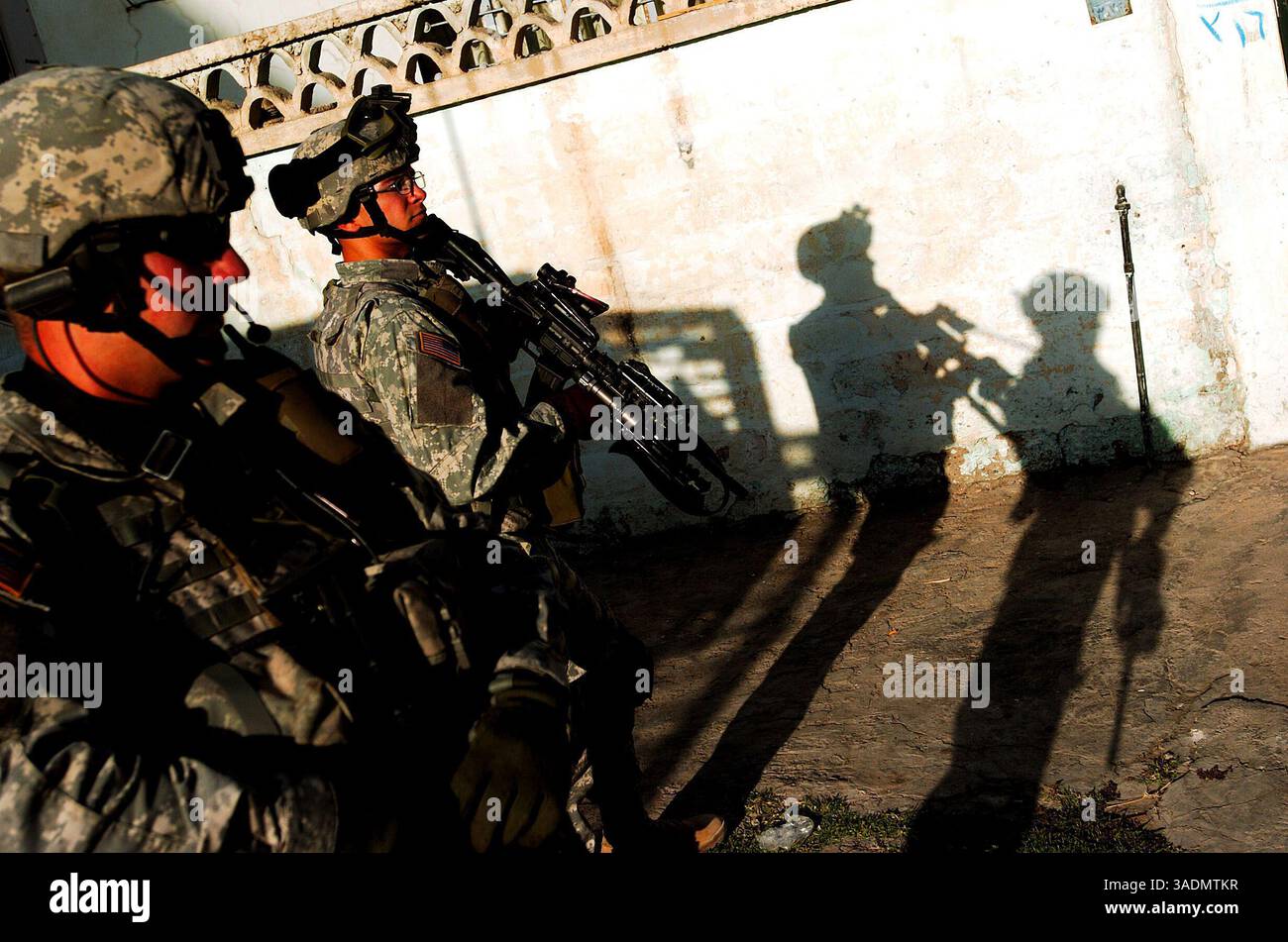 17 settembre 2005; Mosul, IRAQ; PFC. JOSEPH WILDFONG e staff Sgt. MARK WALLS pattugliano una strada a Mosul, Iraq il 17 settembre 2005. La fanteria fa parte del 172nd Stryker Brigade Combat Team di Fort Wainwright, Alaska. (Immagine di credito: Bill Putnam/ZUMAPRESS.com) Foto Stock