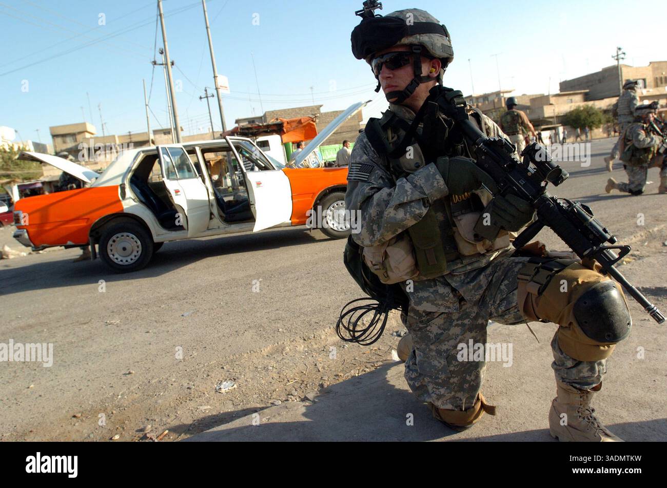 17 settembre 2005; Mosul, IRAQ; Pvt. SHEA HAYLEY tira la sicurezza durante un punto di controllo del traffico a Mosul il 17 settembre 2005. La fanteria fa parte del 172nd Stryker Brigade Combat Team di Fort Wainwright, Alaska. (Immagine di credito: Bill Putnam/ZUMAPRESS.com) Foto Stock