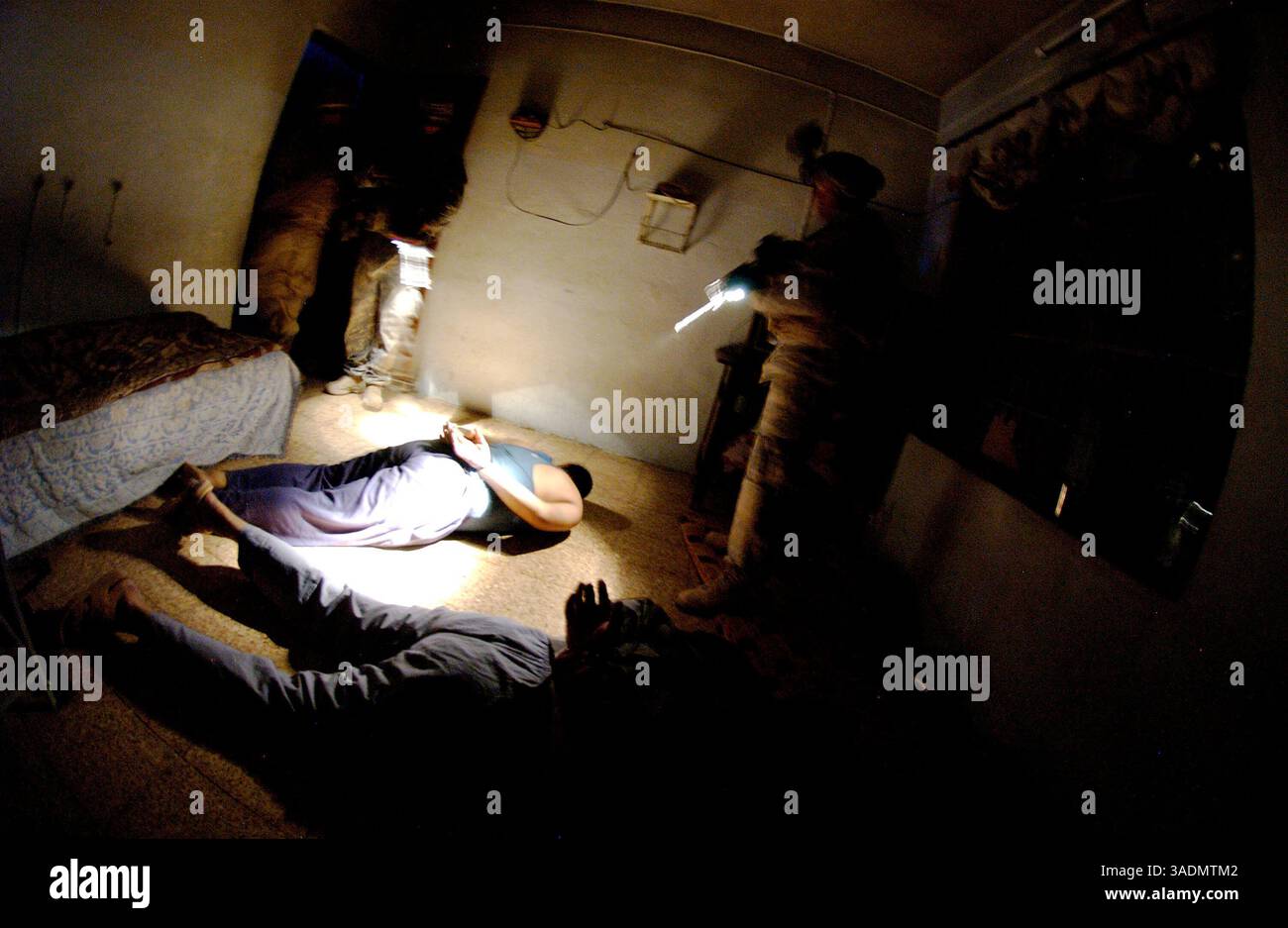 16 settembre 2005; Mosul, IRAQ; Un soldato protegge due detenuti durante un raid il 16 settembre 2005 a Mosul. La fanteria fa parte del 172nd Stryker Brigade Combat Team di Fort Wainwright, Alaska. (Immagine di credito: Bill Putnam/ZUMAPRESS.com) Foto Stock