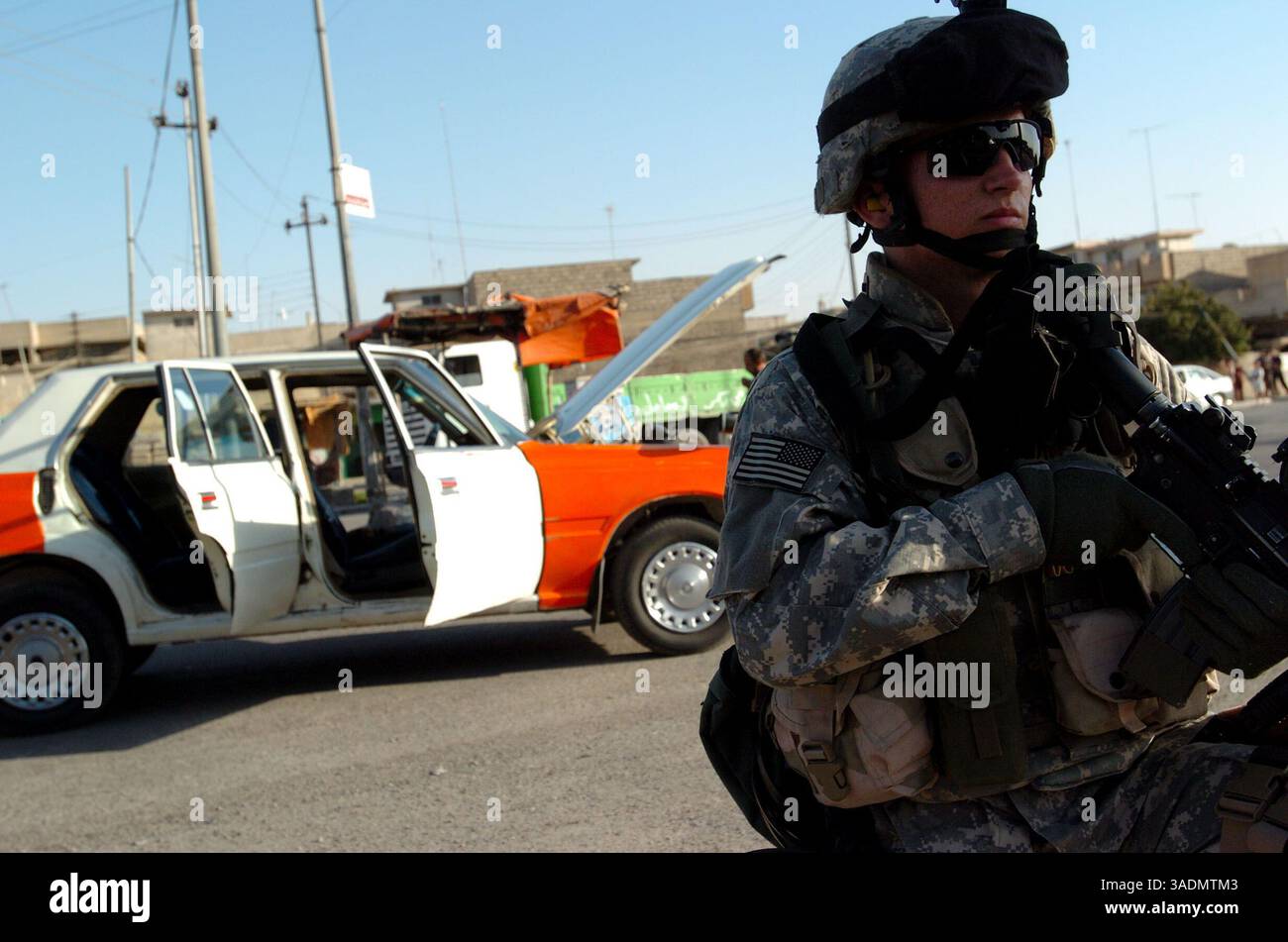 17 settembre 2005; Mosul, IRAQ; Pvt. SHEA HAYLEY tira la sicurezza durante un punto di controllo del traffico a Mosul il 17 settembre 2005. La fanteria fa parte del 172nd Stryker Brigade Combat Team di Fort Wainwright, Alaska. (Immagine di credito: Bill Putnam/ZUMAPRESS.com) Foto Stock