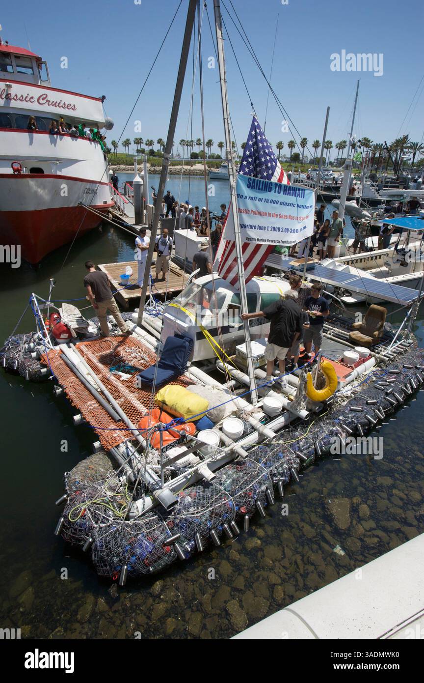 3 giugno 2008 - Long Beach, California, Stati Uniti - Un equipaggio di due persone MARCUS ERIKSEN e JOEL PASCHAL salperà una zattera di 15.000 bottiglie di plastica e una cabina di pilotaggio Cessna 310 come cabina, e un pannello a energia solare 'Wing' da Long Beach Marina alle Hawaii per sensibilizzare i nostri oceani sui pericoli che l'inquinamento da plastica sta causando. Eriksen è un oceanografo della Algalita Marine Research Foundation di Long Beach, California, che studia la "Great Pacific Garbage Patch", una discarica galleggiante delle dimensioni dell'Australia creata da Pacific Currents (Credit Image: Karl Polverino/ZUMAPRESS.com) Foto Stock
