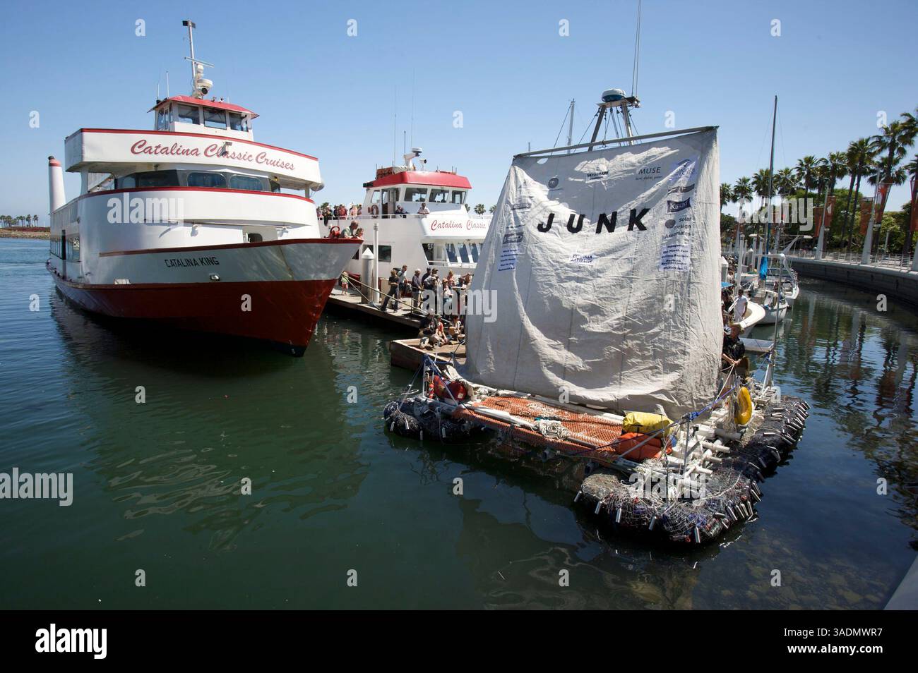 3 giugno 2008 - Long Beach, California, Stati Uniti - Un equipaggio di due persone MARCUS ERIKSEN e JOEL PASCHAL salperà una zattera di 15.000 bottiglie di plastica e una cabina di pilotaggio Cessna 310 come cabina, e un pannello a energia solare 'Wing' da Long Beach Marina alle Hawaii per sensibilizzare i nostri oceani sui pericoli che l'inquinamento da plastica sta causando. Eriksen è un oceanografo della Algalita Marine Research Foundation di Long Beach, California, che studia la "Great Pacific Garbage Patch", una discarica galleggiante delle dimensioni dell'Australia creata da Pacific Currents (Credit Image: Karl Polverino/ZUMAPRESS.com) Foto Stock