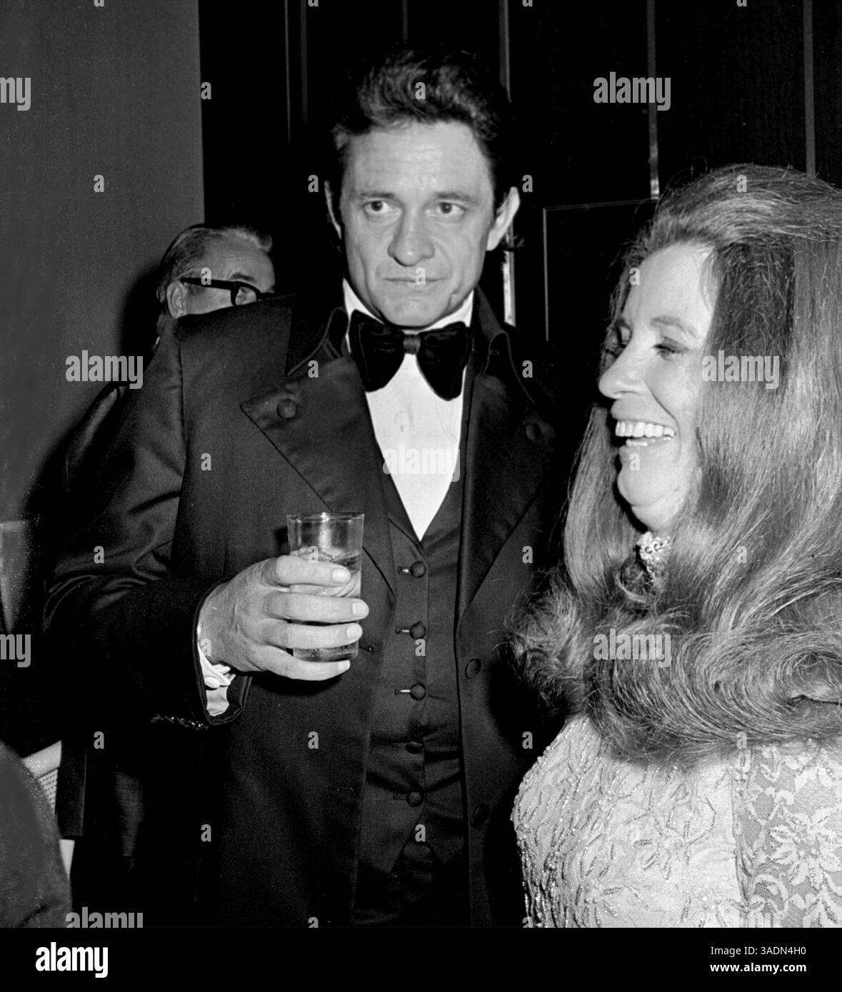 4 aprile 2003; Miami, Florida, Stati Uniti; Miami, Florida; (FOTO DEL FILE) la leggenda musicale JOHNNY CASH è morto a causa di complicazioni del diabete all'età di 71 anni in un ospedale di Nashville, dopo settimane di malattia. La malattia gli aveva fatto perdere gli MTV Music Awards, in cui è stato nominato sette volte. Cash ha cantato dozzine di successi sull'amore, il cuore, i prigionieri, in canzoni come "i Walk the Line" e "Ring of Fire". Nella foto: 1970; il cantante JOHNNY CASH con la seconda moglie June Carter, anche lui cantante è visto qui in Better Days. Johnny Cash ha avuto una lunga vita di litigi con droghe e alcolici. Quest'anno (1970) la famiglia Cash ha suonato il Foto Stock