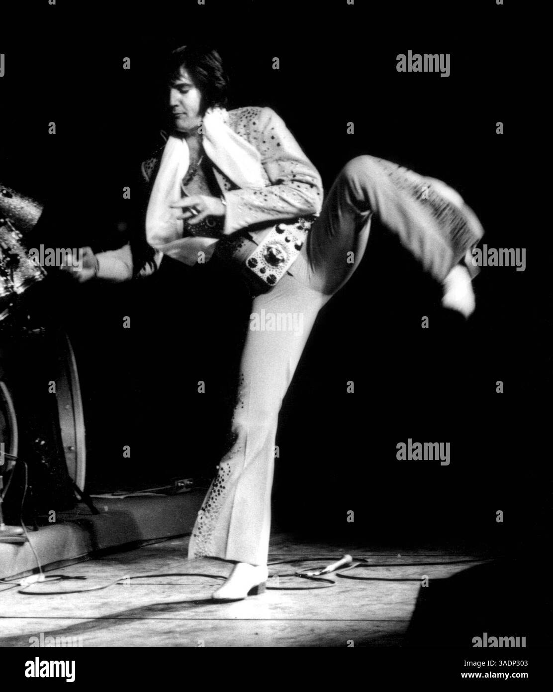 28 giugno 2004; Los Angeles, CA, Stati Uniti; (FOTO DEL FILE, Data sconosciuta) ELVIS canta in concerto in questa foto non datata. (Immagine di credito: John Rowlands/ZUMAPRESS.com) Foto Stock