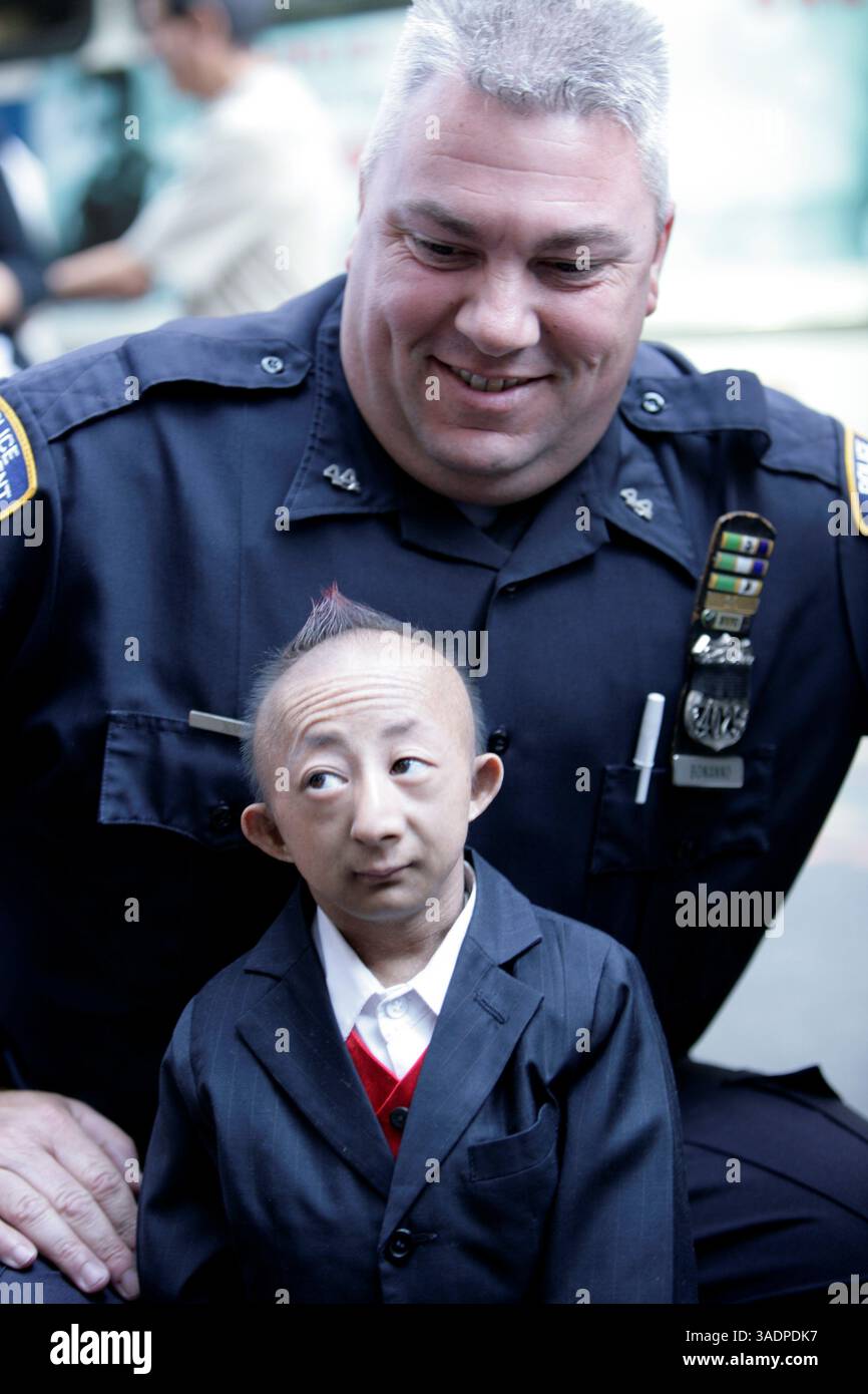 New York - USA - 18 settembre 2008 - Pingping, nato con nanismo primordiale, detiene il Guinness World record per l'uomo più piccolo a 74,61 cm (Credit Image: Luiz Rampelotto/ZUMAPRESS.com) Foto Stock