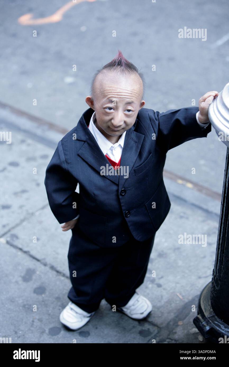 New York - USA - 18 settembre 2008 - Pingping, nato con nanismo primordiale, detiene il Guinness World record per l'uomo più piccolo a 74,61 cm (Credit Image: Luiz Rampelotto/ZUMAPRESS.com) Foto Stock
