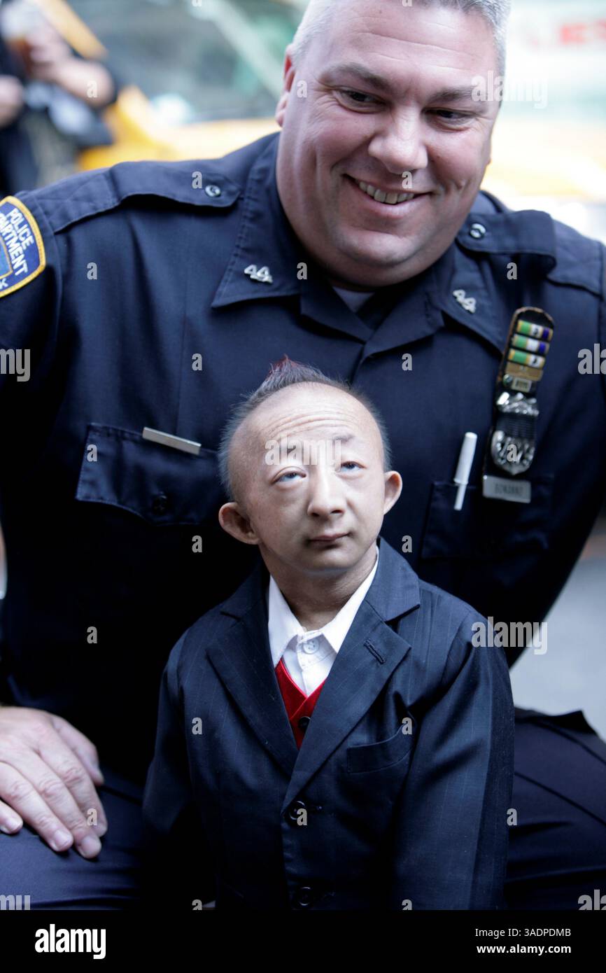 New York - USA - 18 settembre 2008 - Pingping, nato con nanismo primordiale, detiene il Guinness World record per l'uomo più piccolo a 74,61 cm (Credit Image: Luiz Rampelotto/ZUMAPRESS.com) Foto Stock