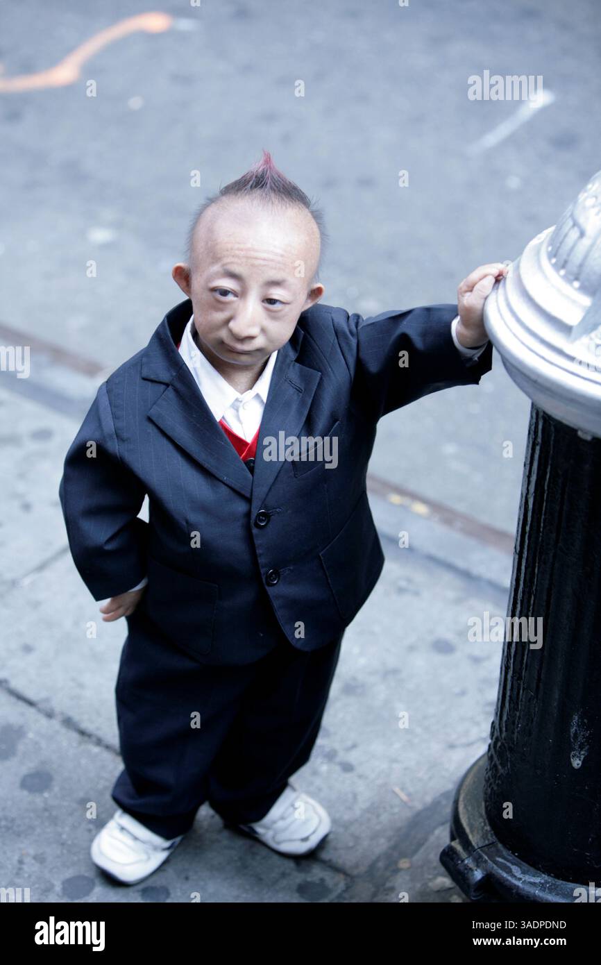 New York - USA - 18 settembre 2008 - Pingping, nato con nanismo primordiale, detiene il Guinness World record per l'uomo più piccolo a 74,61 cm (Credit Image: Luiz Rampelotto/ZUMAPRESS.com) Foto Stock