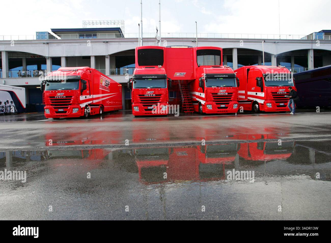 Camion Ferrari in un paddock bagnato...Campionato del mondo di Formula 1, Rd 5, Gran Premio di Turchia, giornata delle qualifiche, Istanbul Park, Turchia, sabato 10 maggio 2008 (immagine di credito: Sutton Motorsports/ZUMAPRESS.com) Foto Stock