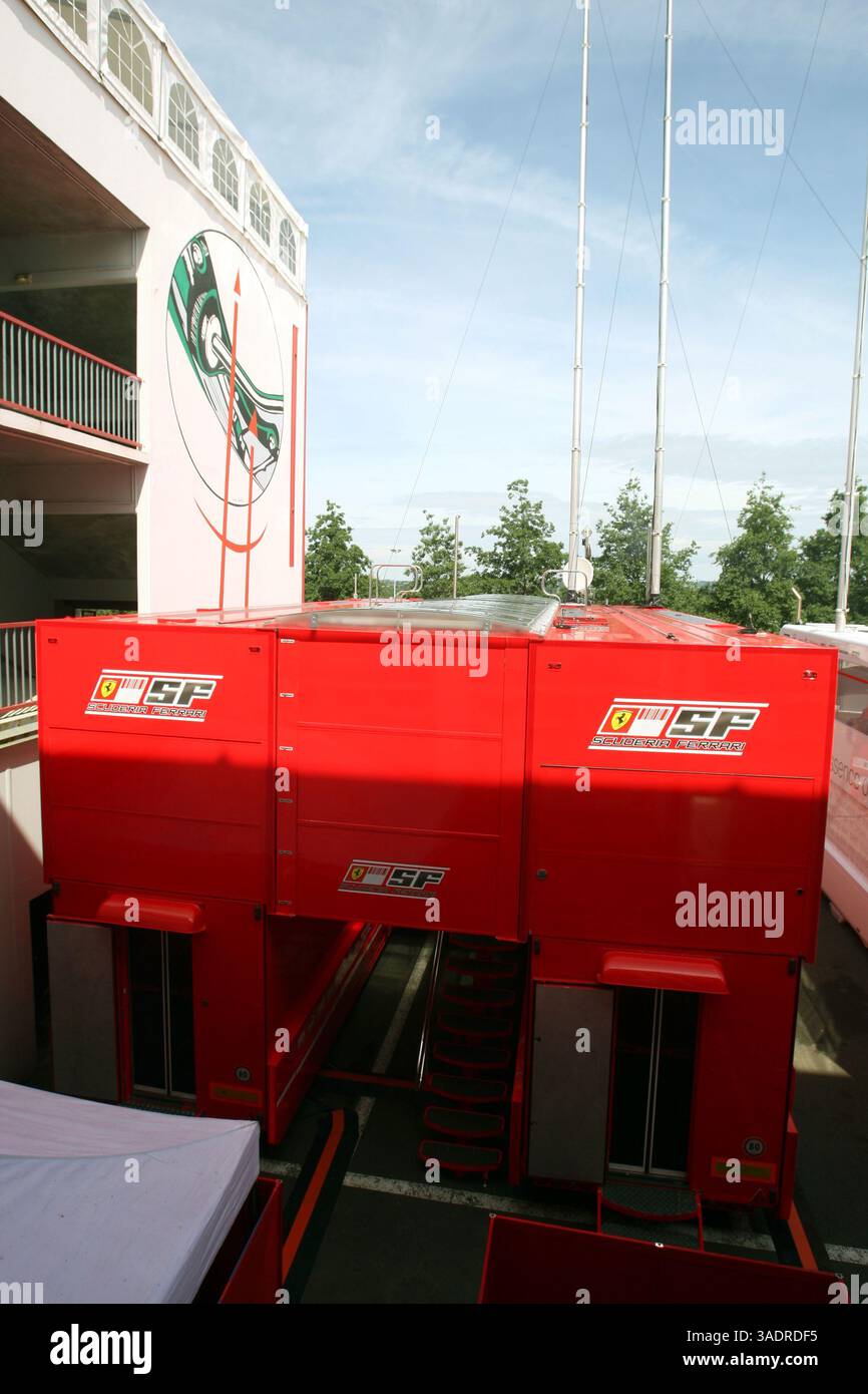 Camion Ferrari nel paddock...Campionato del mondo di Formula 1, Rd 8, Gran Premio di Francia, preparativi, Magny-Cours, Francia, giovedì 19 giugno 2008 (immagine di credito: Sutton Motorsports/ZUMAPRESS.com) Foto Stock