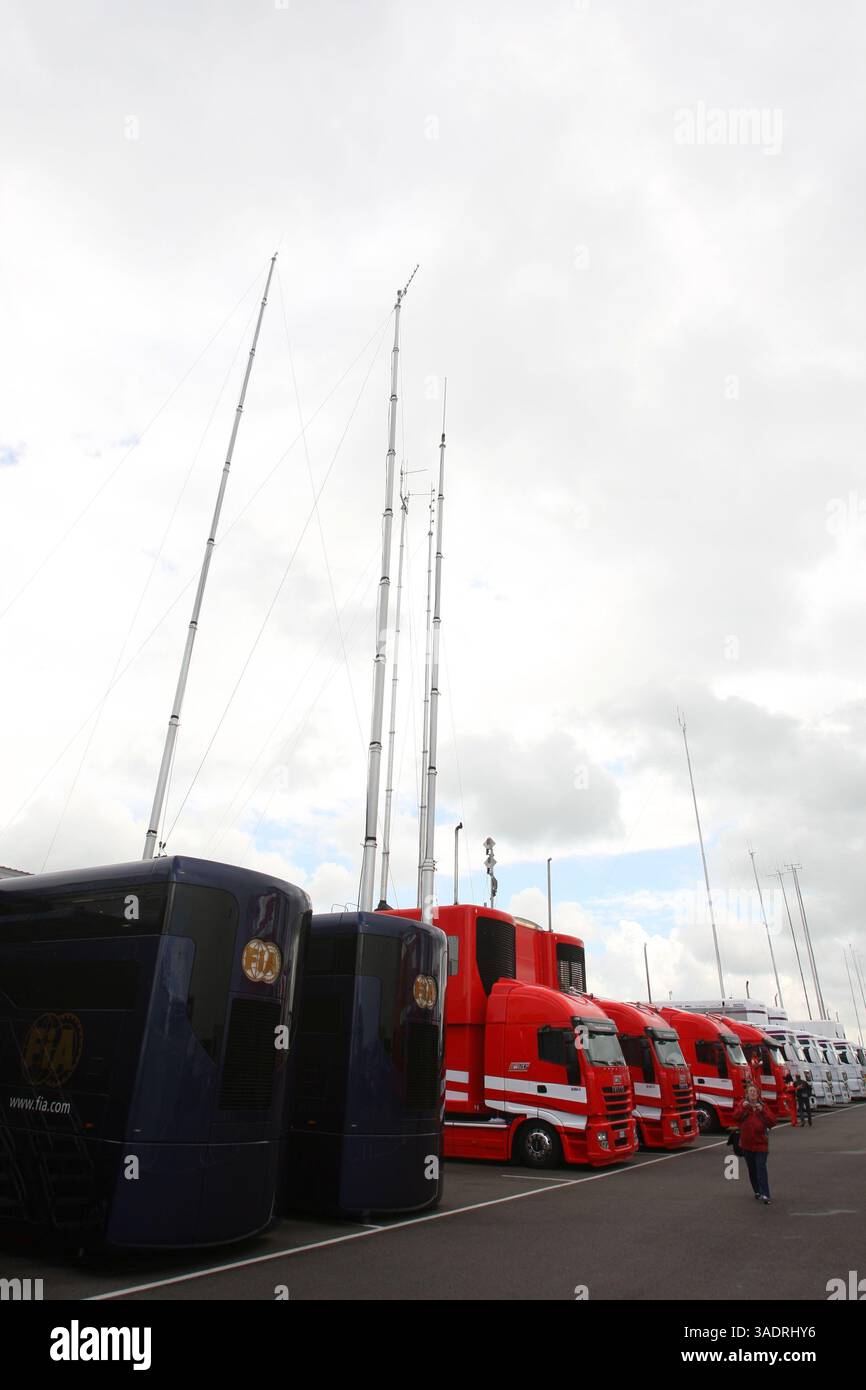 Camion FIA e Ferrari nel paddock...Campionato del mondo di Formula 1, Rd 9, Gran Premio di Gran Bretagna, preparativi, Silverstone, Inghilterra, giovedì 3 luglio 2008 (immagine di credito: Sutton Motorsports/ZUMAPRESS.com) Foto Stock