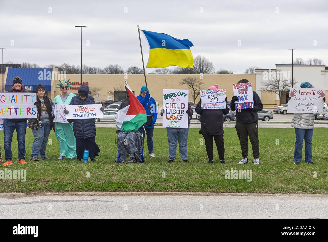 West Burlington, Stati Uniti. 5 aprile 2025. I cittadini del movimento indivisibile Iowa tennero una manifestazione a West Burlington, Iowa, USA il 5 aprile 2025. La gente era insoddisfatta di Donald Trump e della maggior parte degli aspetti della sua amministrazione. Credito: Keith Turrill/Alamy Live News Foto Stock