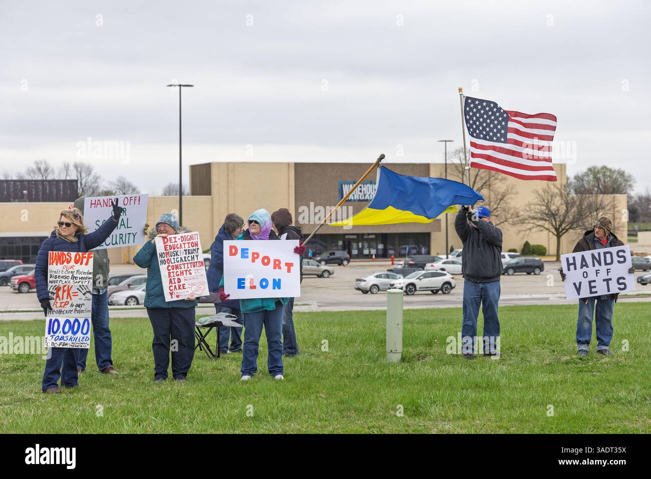 West Burlington, Stati Uniti. 5 aprile 2025. I cittadini del movimento indivisibile Iowa tennero una manifestazione a West Burlington, Iowa, USA il 5 aprile 2025. La gente era insoddisfatta di Donald Trump e della maggior parte degli aspetti della sua amministrazione. Credito: Keith Turrill/Alamy Live News Foto Stock