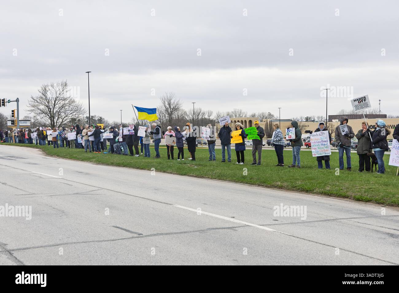 West Burlington, Stati Uniti. 5 aprile 2025. I cittadini del movimento indivisibile Iowa tennero una manifestazione a West Burlington, Iowa, USA il 5 aprile 2025. La gente era insoddisfatta di Donald Trump e della maggior parte degli aspetti della sua amministrazione. Credito: Keith Turrill/Alamy Live News Foto Stock