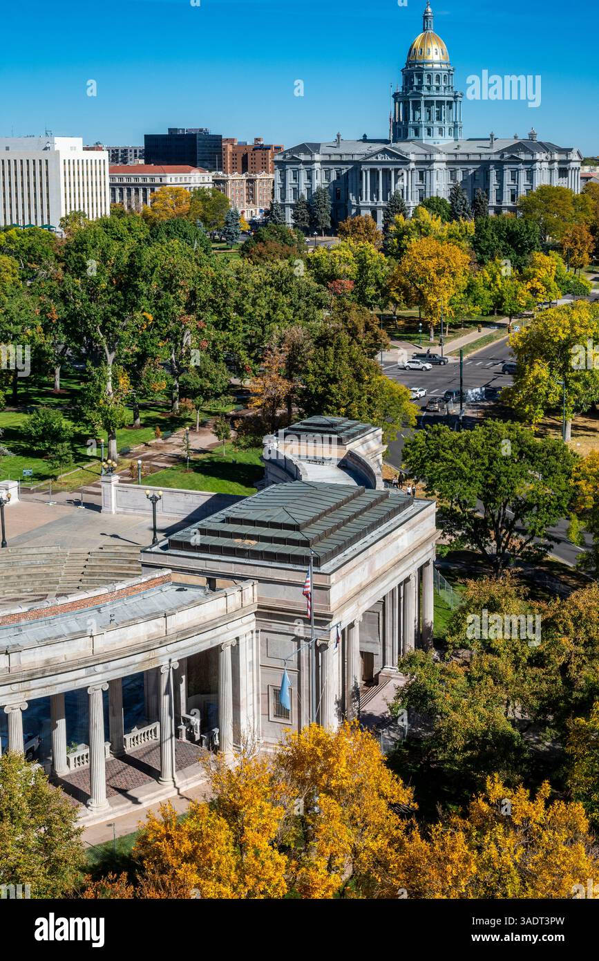 Vista aerea del Colorado State Capitol e del Civic Center Park con cupola dorata e alberi autunnali a Denver Foto Stock