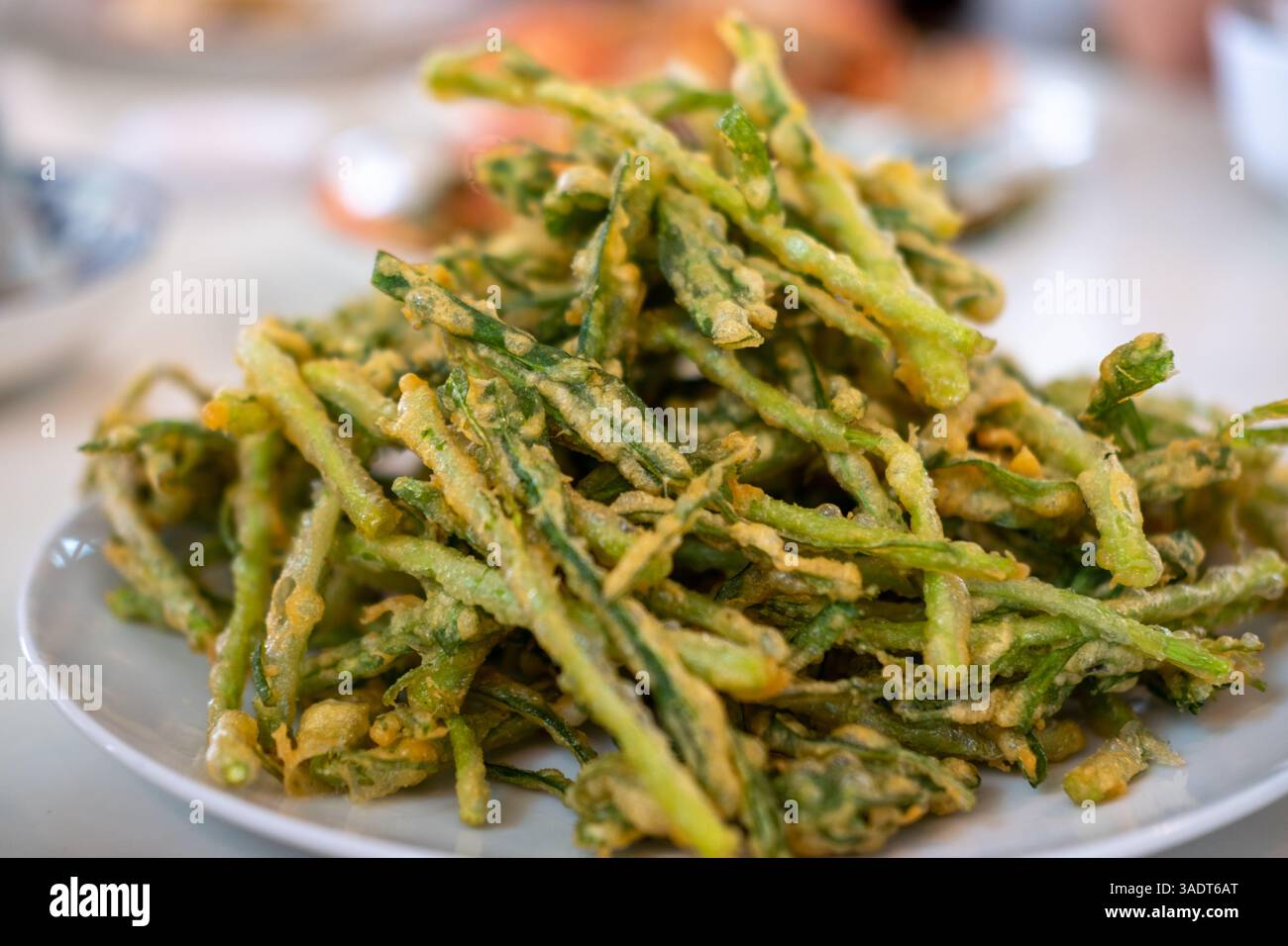 Insalata croccante di gloria mattutina, cibo tailandese. Consumato comunemente con salsa di gamberi Foto Stock