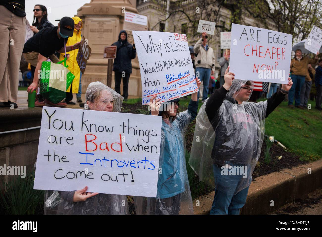 Bloomington, Stati Uniti. 5 aprile 2025. BLOOMINGTON, INDIANA - 5 APRILE: Un manifestante tiene un cartello con la scritta: "Le uova sono più economiche ora?" Mentre centinaia di manifestanti partecipano a una manifestazione "mani libere" per manifestare contro il presidente degli Stati Uniti Donald Trump al tribunale della contea di Monroe il 5 aprile 2025 a Bloomington, Indiana. Le proteste contro le politiche amministrative di Trump e il Dipartimento di efficienza del governo (DOGE) di Elon Musk si svolgono a livello nazionale in quella che gli organizzatori chiamano giornata nazionale d'azione. ( Crediti: Jeremy Hogan/Alamy Live News Foto Stock