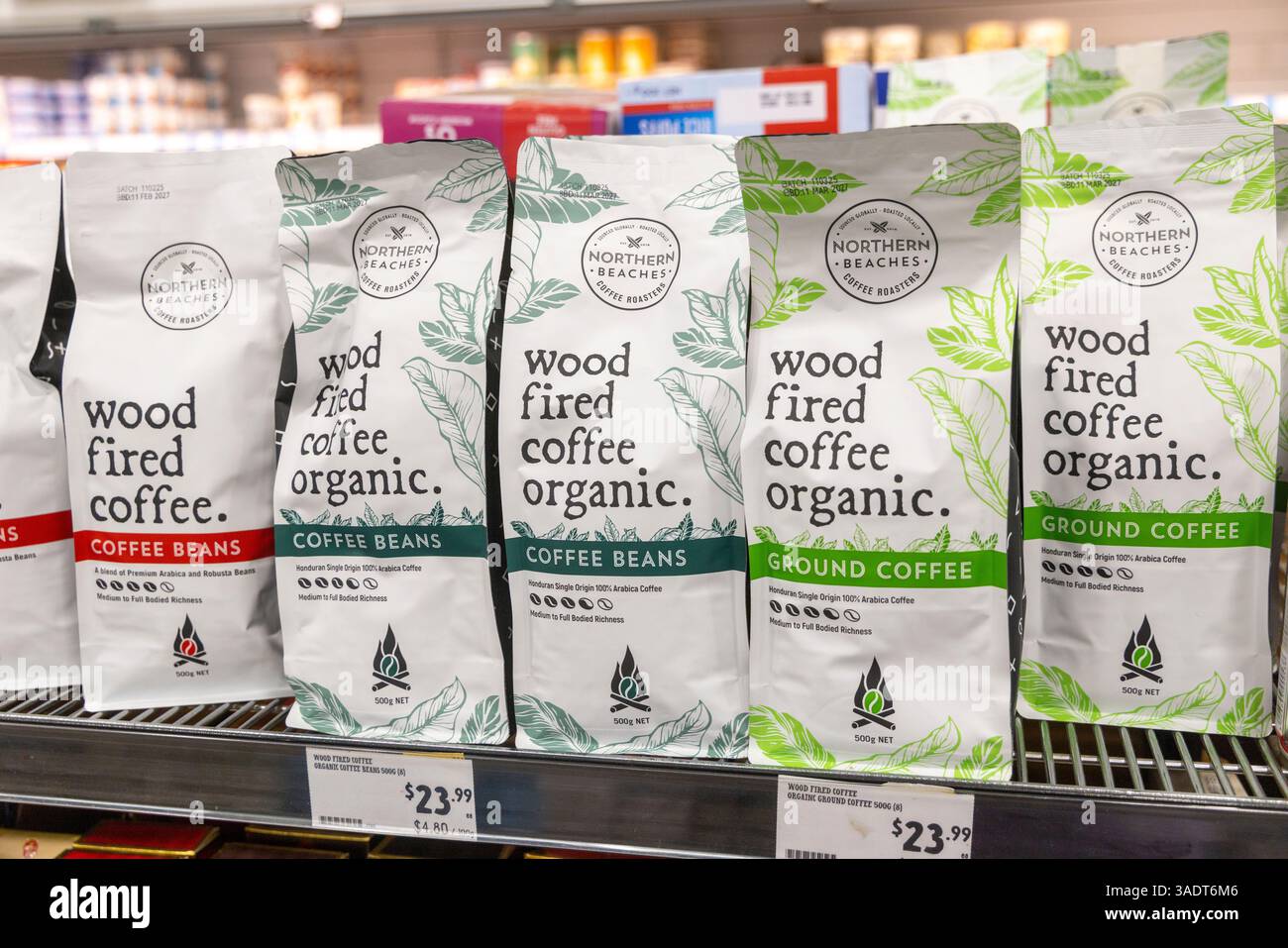 Caffè biologico cotto a legna venduto in sacchetti di chicchi e caffè macinato in vendita al supermercato Harris Farm, Sydney, Australia Foto Stock