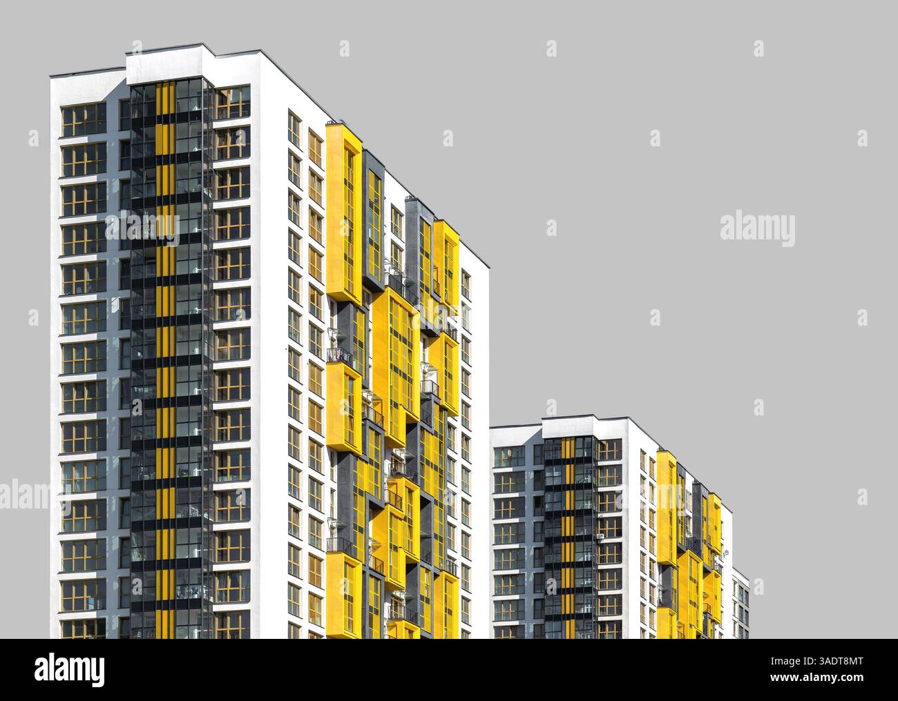 Edificio dal design moderno. Alta facciata condominiale, quartiere metropolitano, sviluppo immobiliare urbano, investimenti immobiliari, comune Foto Stock