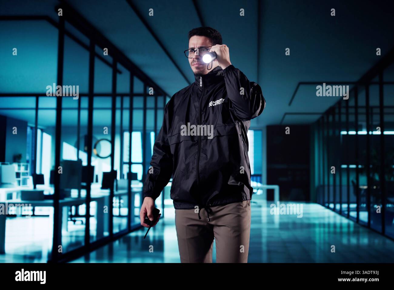 Agente di sicurezza con torcia in ufficio Foto Stock