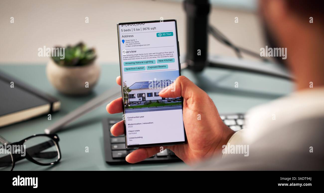 Ricerca di case online utilizzando la tecnologia di intelligenza artificiale e la realtà virtuale. Agente immobiliare che utilizza lo smartphone per individuare gli elenchi dei clienti. Foto Stock