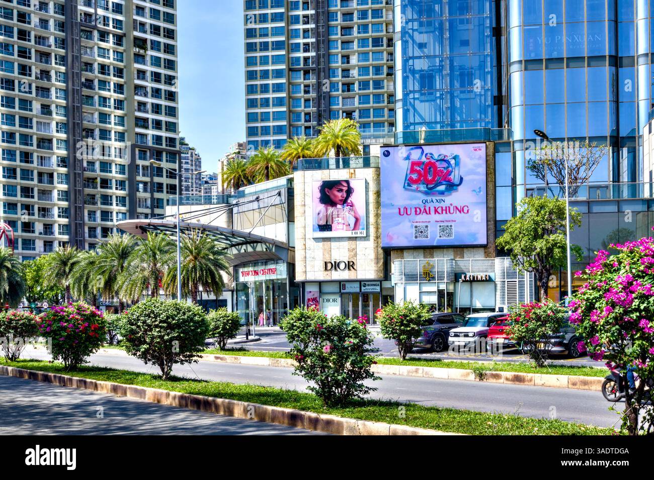 Il Vinhomes Central Park, incluso il Landmark 81 Skyscraper, è un moderno sviluppo urbano vicino al fiume Saigon, ho chi Minh City, Vietnam Foto Stock