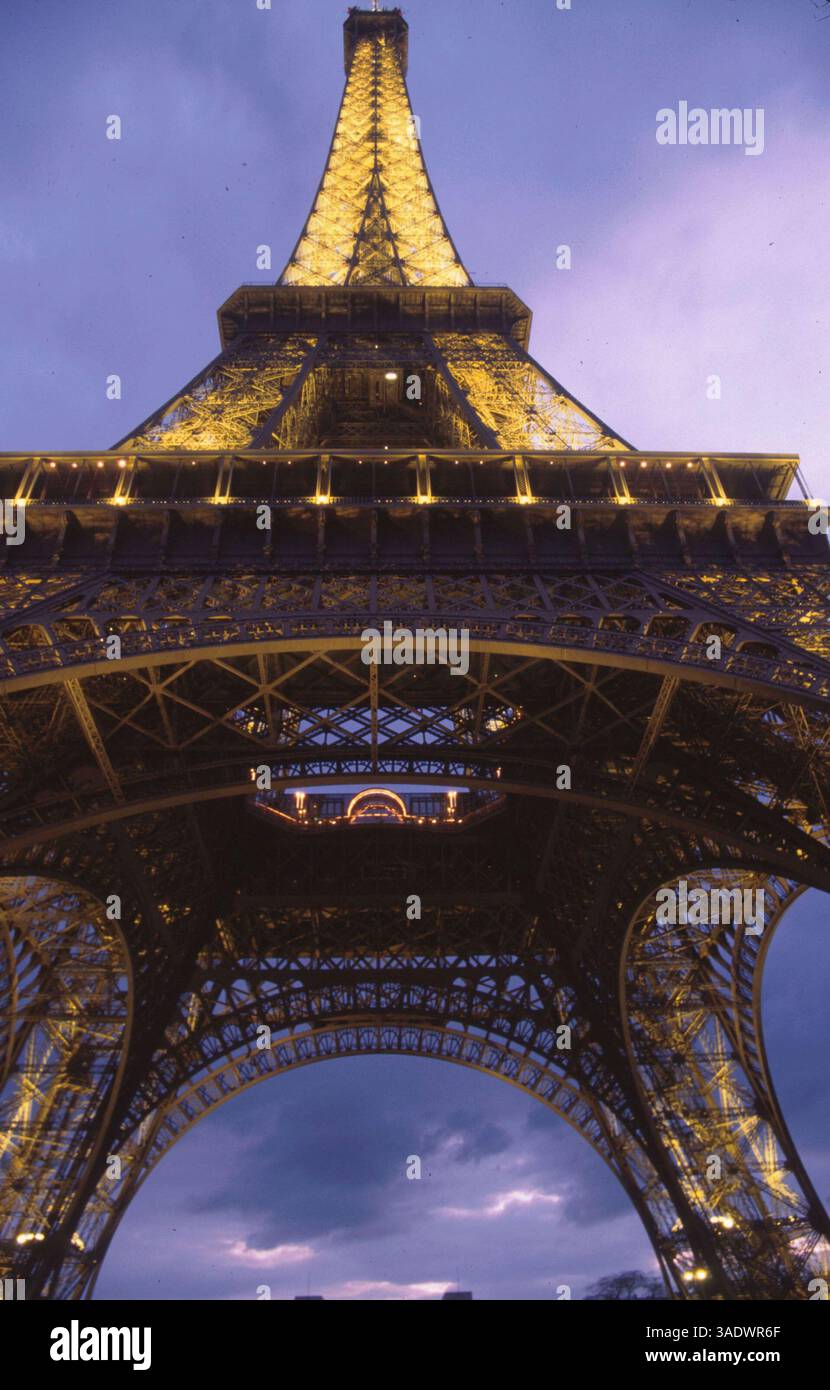 6 maggio 2001; Parigi, FRANCIA; la base della Torre Eiffel. (Immagine di credito: Spencer Grant/ZUMAPRESS.com) Foto Stock