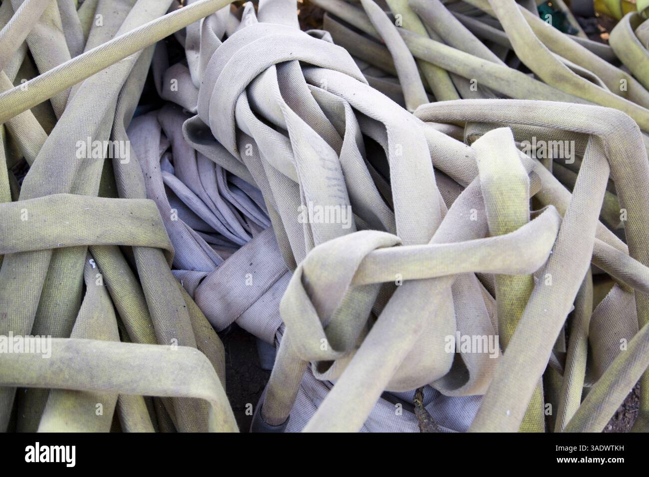 20 luglio 2008 - Carmel Valley, California, Stati Uniti - la lotta contro gli incendi boschivi comporta un'usura pesante delle attrezzature, compresi i tubi flessibili che possono trasportare l'acqua anche tre miglia, in salita, fino alle prime linee (Credit Image: David I. Gross/ZUMAPRESS.com) Foto Stock