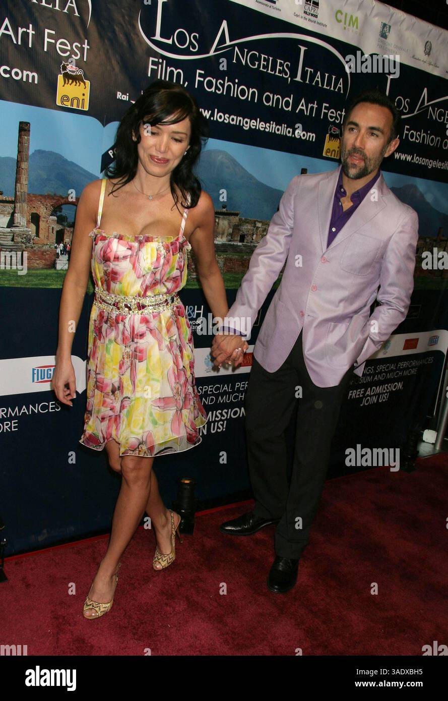 28 feb. 2010 - Hollywood, California, Stati Uniti - I14561CHW .2010 Los Angeles Italia Film, Fashion & Arts Festival - inaugurazione Night Celebration . Mann Chinese 6 Theatre, Hollywood, California 02-28-2010.FRANCESCO QUINN E VALENTINA CASTELLANI . 2010 (immagine di credito: Ed Geller/Globe Photos/ZUMAPRESS.com) Foto Stock