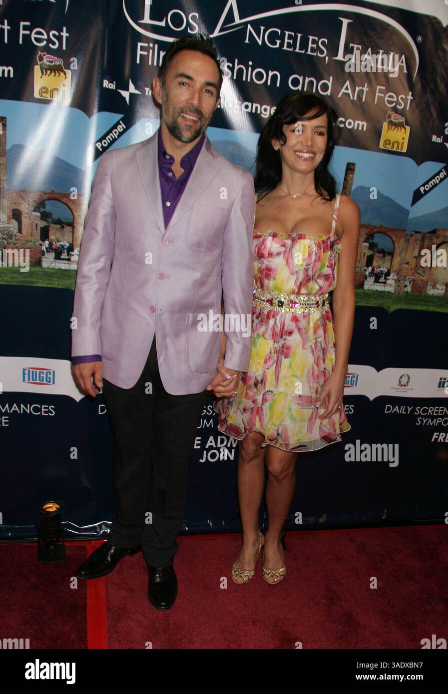 28 feb. 2010 - Hollywood, California, Stati Uniti - I14561CHW .2010 Los Angeles Italia Film, Fashion & Arts Festival - inaugurazione Night Celebration . Mann Chinese 6 Theatre, Hollywood, California 02-28-2010.FRANCESCO QUINN E VALENTINA CASTELLANI . 2010 (immagine di credito: Ed Geller/Globe Photos/ZUMAPRESS.com) Foto Stock